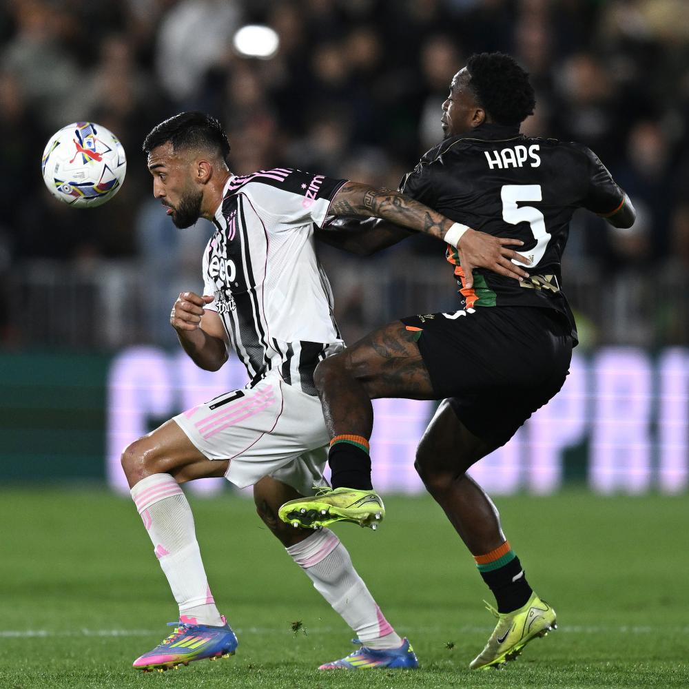 这是真饿了，太阳报：哈兰德赛后买了近70个芝士汉堡请全队吃