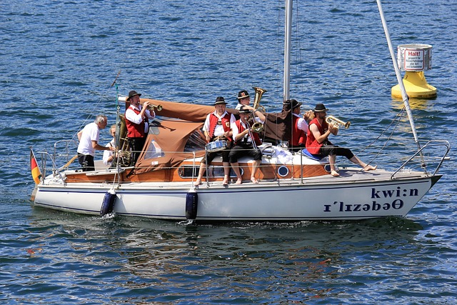 欧冠球员表现评析：C罗连续进球,